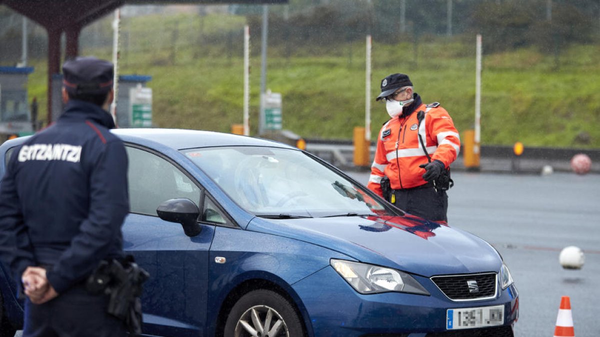 Control de mobilitat ahir al peatge d’Iurreta, a Bizkaia, perquè es compleixin les restriccions.