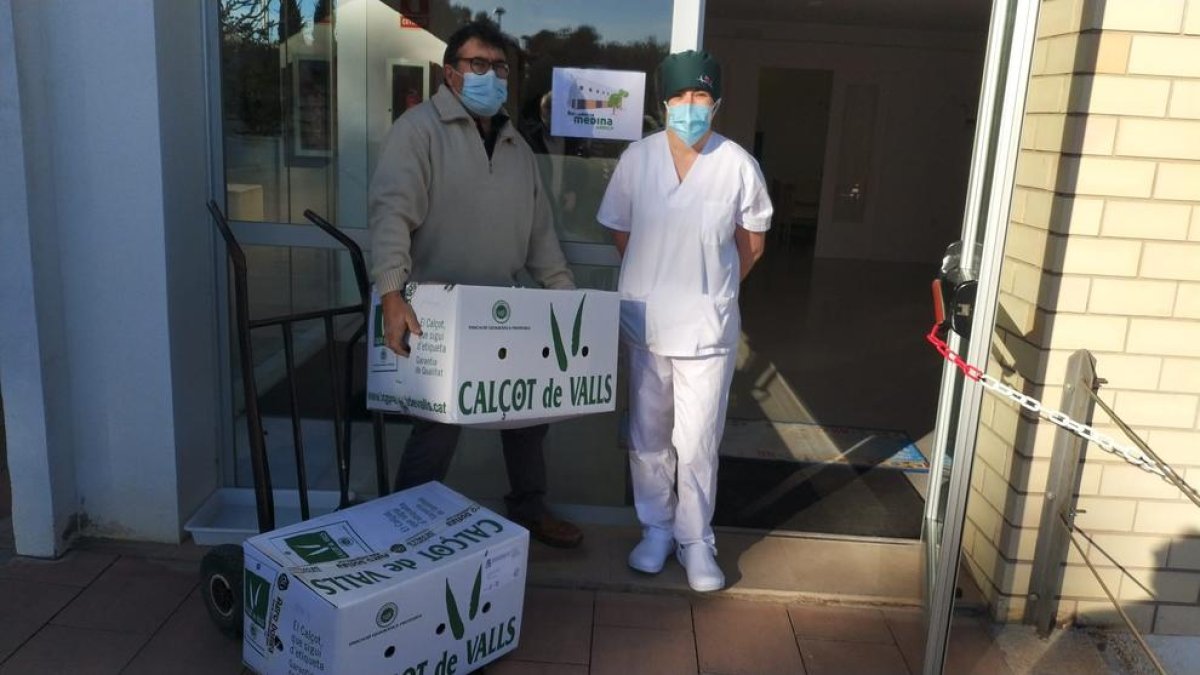 Entrega de un lote de ‘calçots’ de la IGP Calçot de Valls en la Residència Medina de Arbeca.