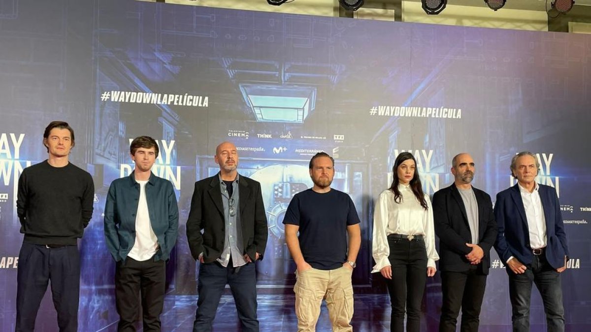 El director lleidatà Jaume Balagueró (3r per l’esquerra), ahir a Madrid amb el repartiment de ‘Way Down’.