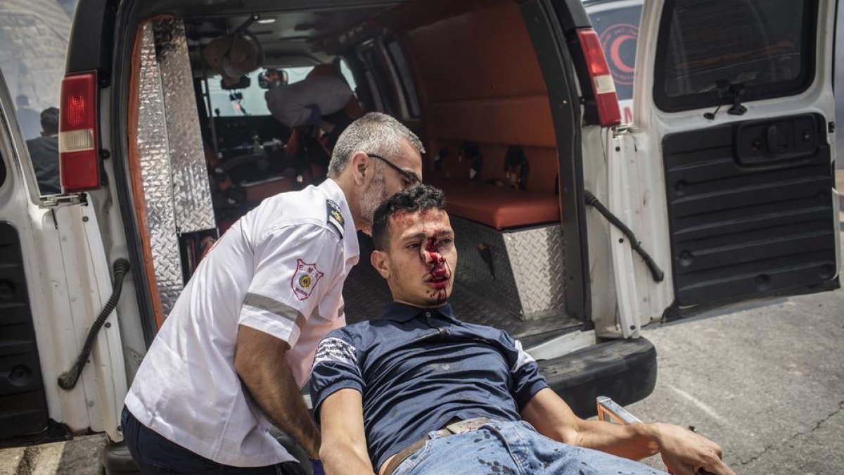 Trasllat en ambulància d’un dels centenars de ferits.