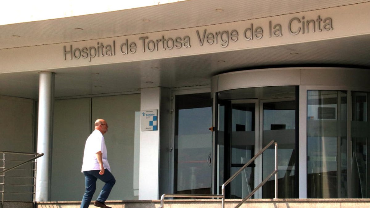 La dona es troba a l’UCI de l’hospital de Tortosa.