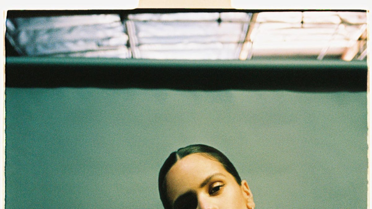 Rosalía en una imatge arran de la seva col·laboració amb Billie Eilish a 'Lo vas a olvidar'