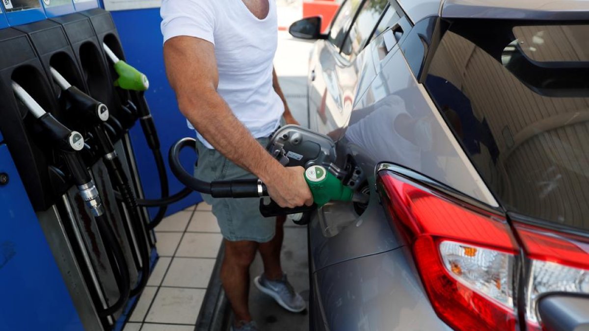 Un hombre reposta en una gasolinera.