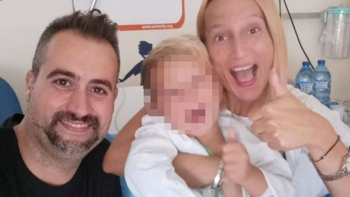 El niño y sus padres posan felices en la habitación del hospital