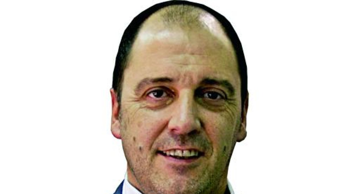 Miguel González supera a Toledo durante el partido de ayer.