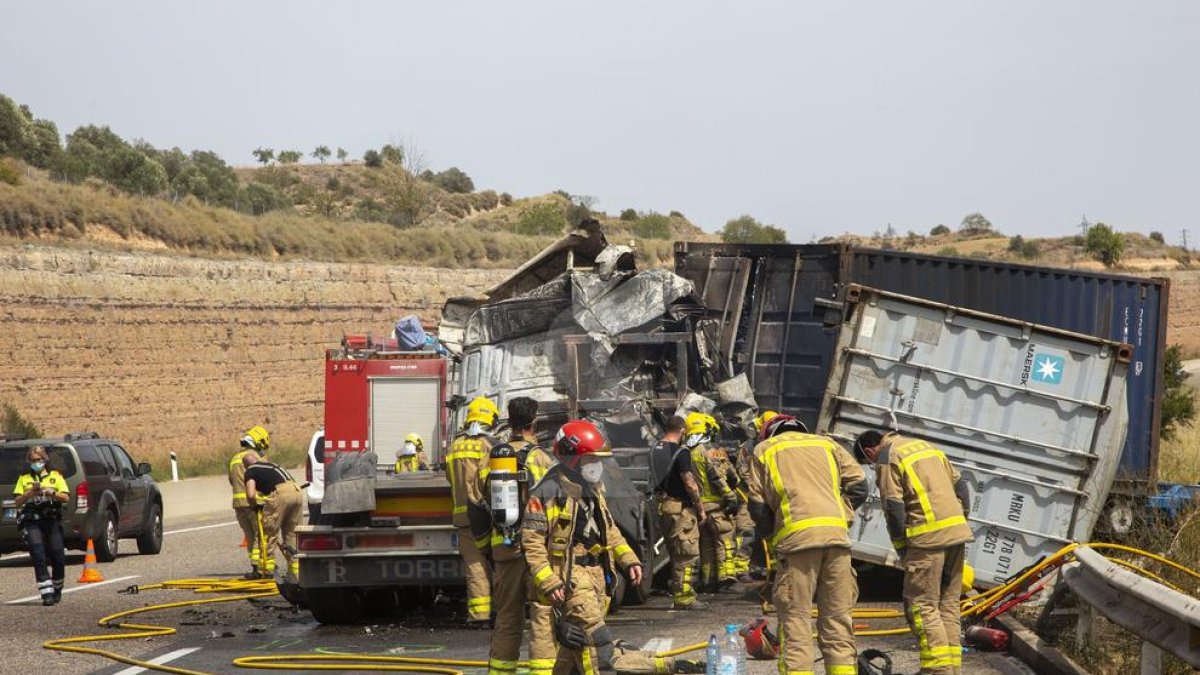 Un mort en un xoc entre dos camions a l'A-2 a Cervera