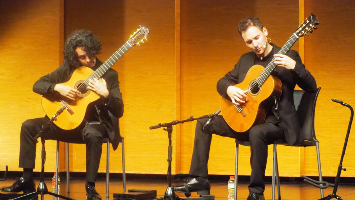 Els guitarristes Alí Arango i Josué Fonseca, al CaixaForum Lleida.