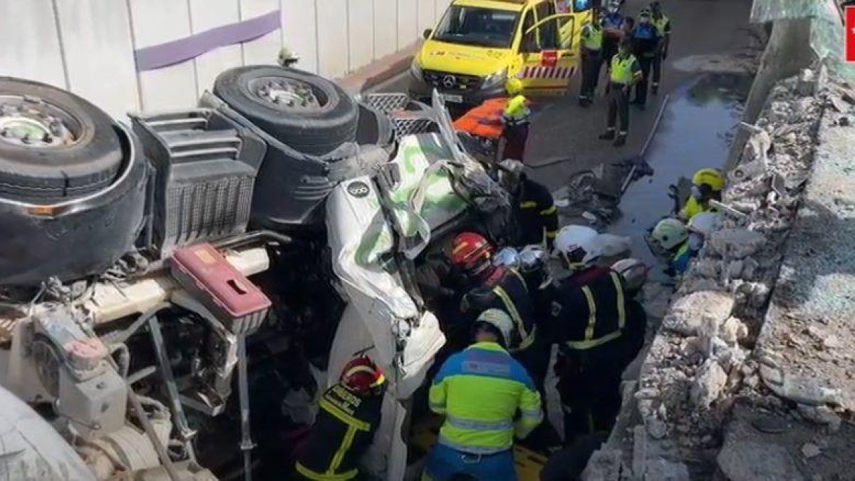 VÍDEO | Una formigonera bolca sobre turisme en caure des de 3 metres d'altura
