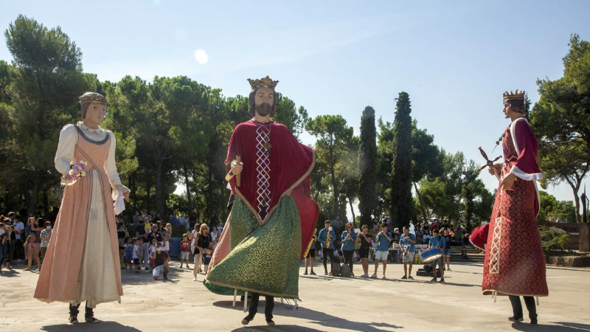 Exhibición folklórica con La Fal·lera Gegantera.