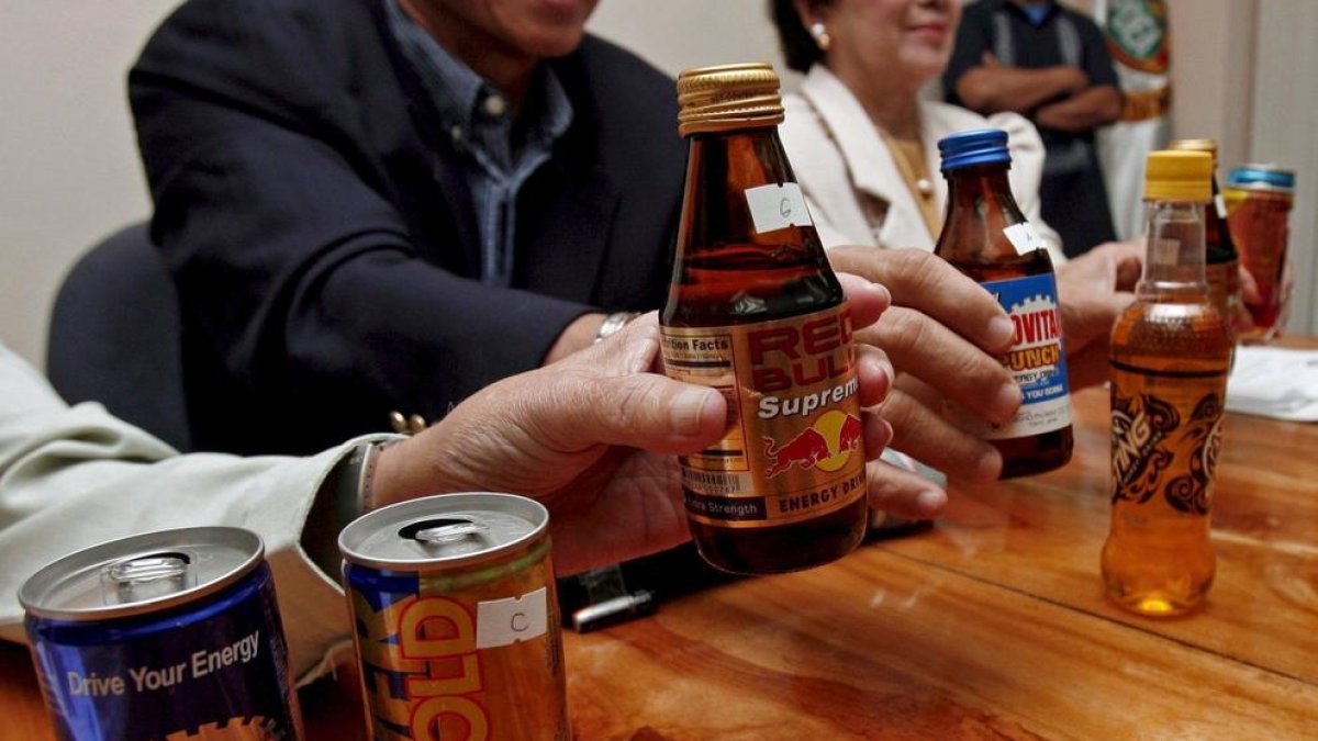 Adverteixen dels perills del consum de begudes energètiques per a la salut