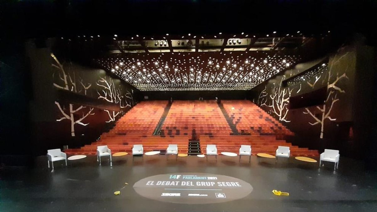 L’escenari de la Llotja on es desenvoluparà l’últim debat electoral amb els candidats de Lleida.