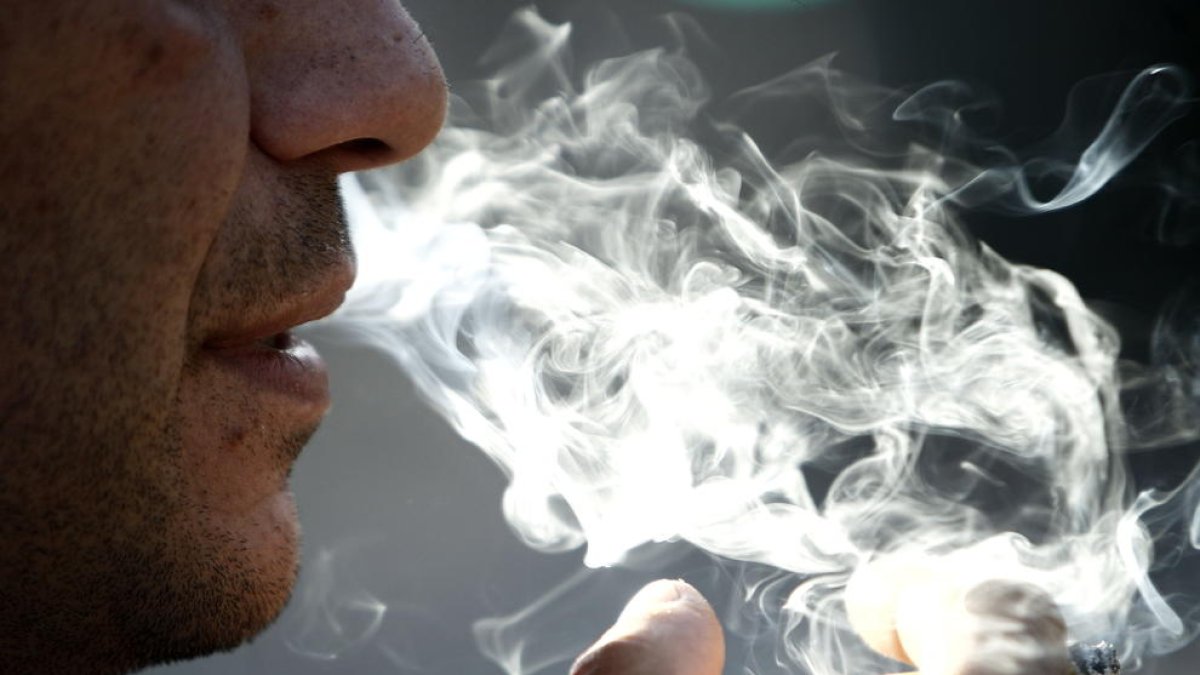 Com més jove es comença a fumar, més risc de morir abans