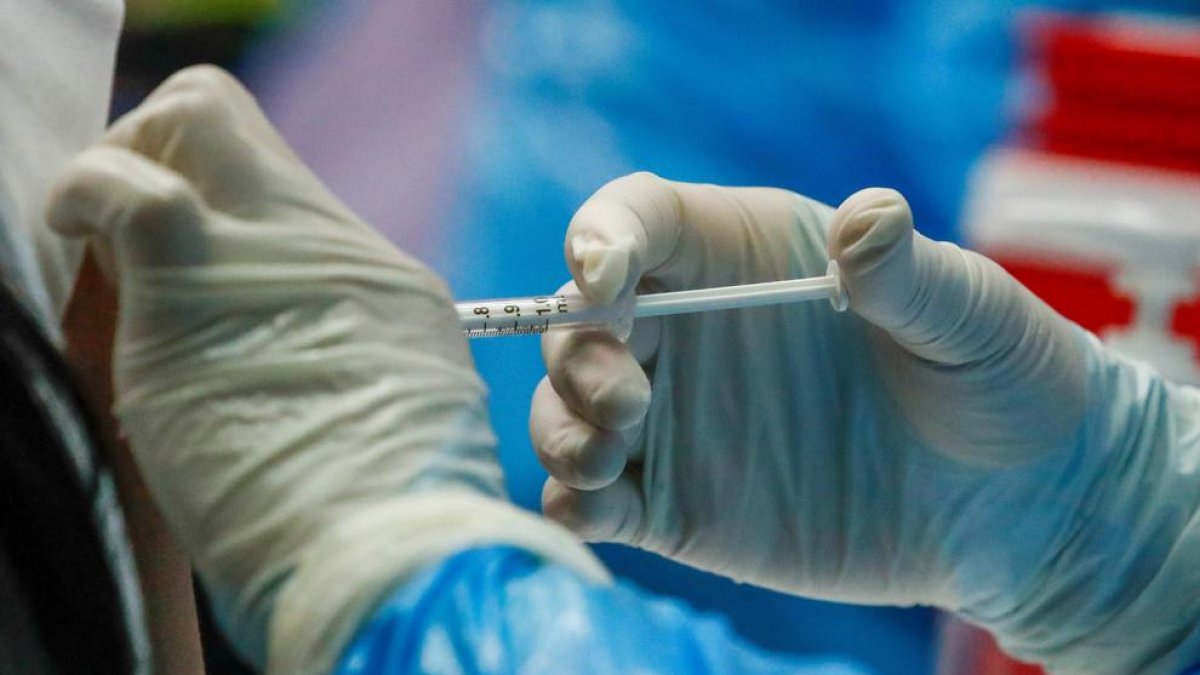 El Brasil vacuna contra la covid a tota una ciutat per a un estudi inèdit