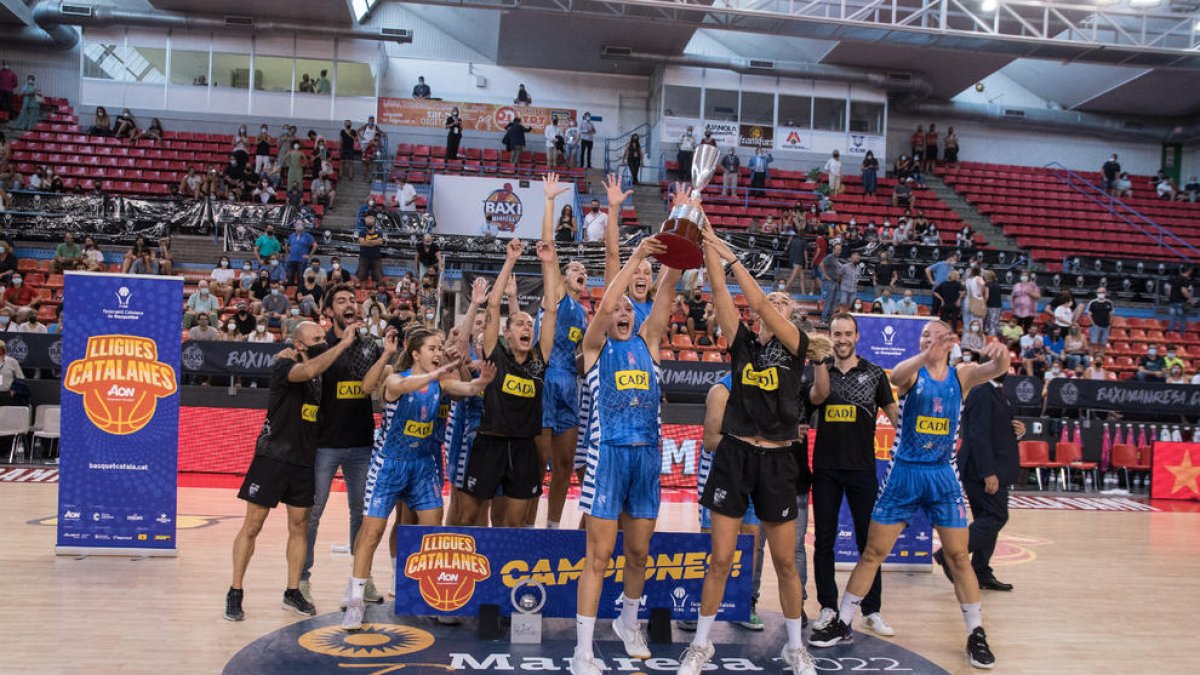 Las jugadoras del Cadí La Seu celebran el título de campeonas de la Lliga Catalana Femenina después de superar al Girona en el Nou Congost de Manresa.