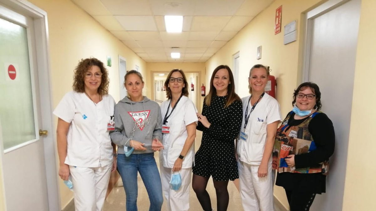 Foto de familia del equipo galardonado por su plan de mejora de la atención al paciente.