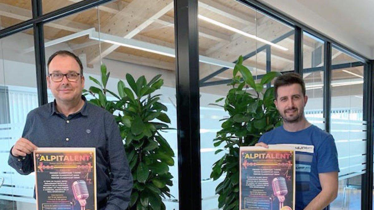 Representantes del ayuntamiento y del Club Jove de Alpicat.