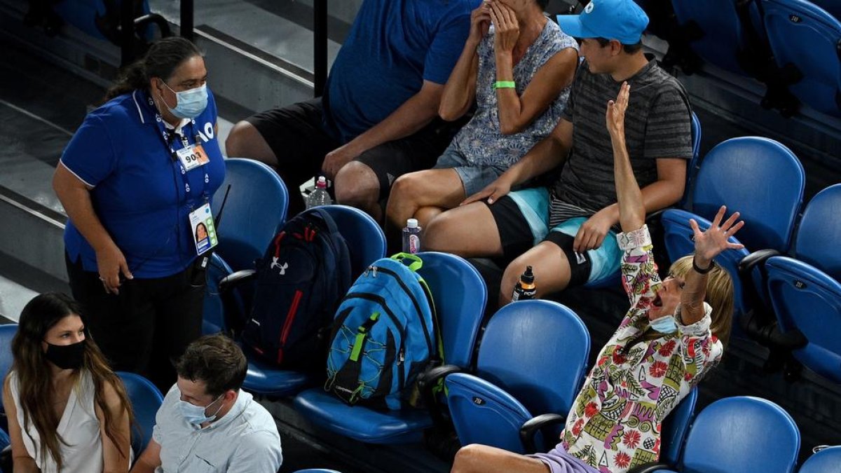 Una aficionada va ser expulsada per ensenyar-li el dit a Nadal.