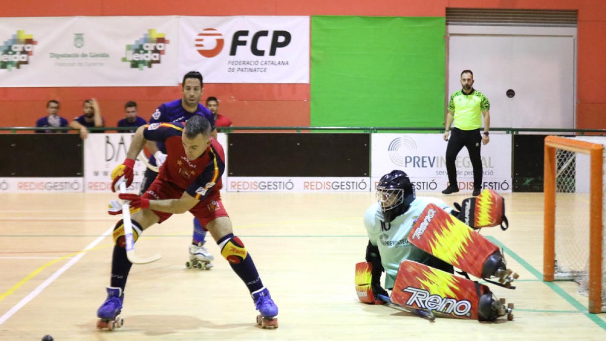 Martí Serra, atento ante el remate de un jugador de la selección.