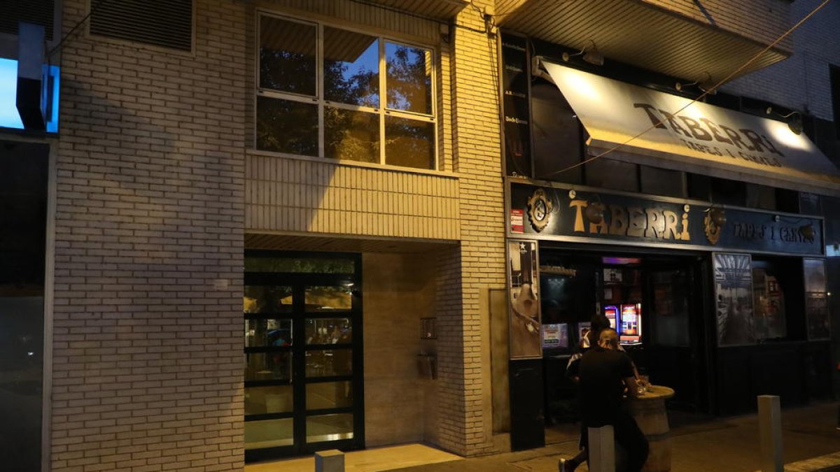 Vista del portal del número 3 de la plaza Pau Casals, donde vivía este matrimonio.