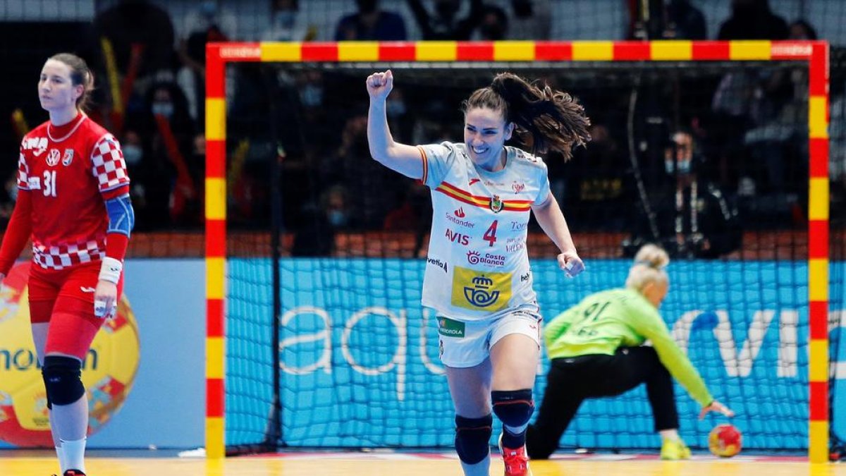 Carmen Martín celebra un gol de penalti durante el partido de ayer ante Croacia en Torrevieja.