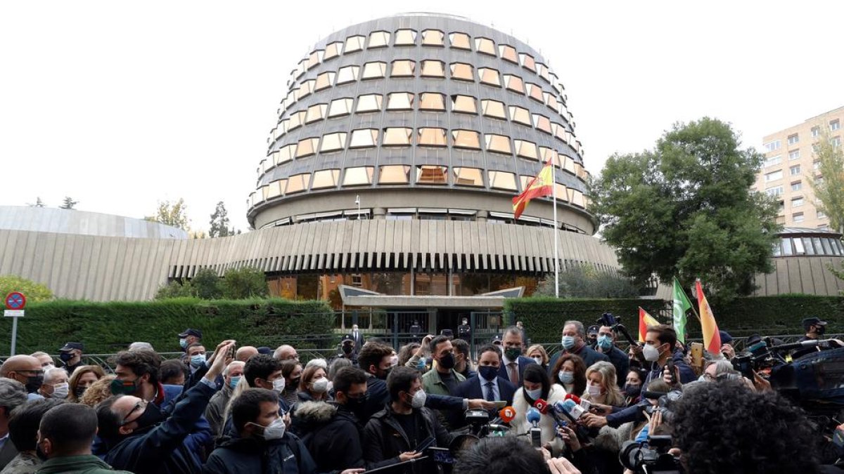 El president de Vox, Santiago Abascal, a les portes del Tribunal Constitucional després de presentar el recurs.