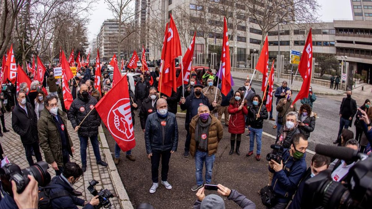 Manifestació de CCOO i UGT, ahir, a Madrid, amb Sordo i Àlvarez al centre de la imatge.