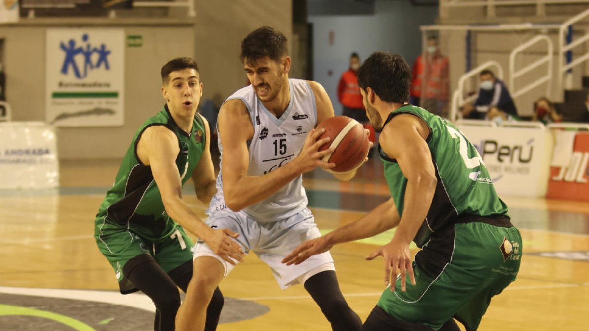 Ignacio Rosa, envoltat per Mateo Díaz i Dukan, va quallar un gran partit i va ser determinant a l’últim període.