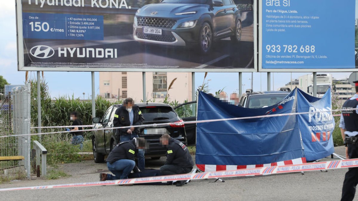 Agents d’investigació dels Mossos d’Esquadra, després de trobar el cadàver.