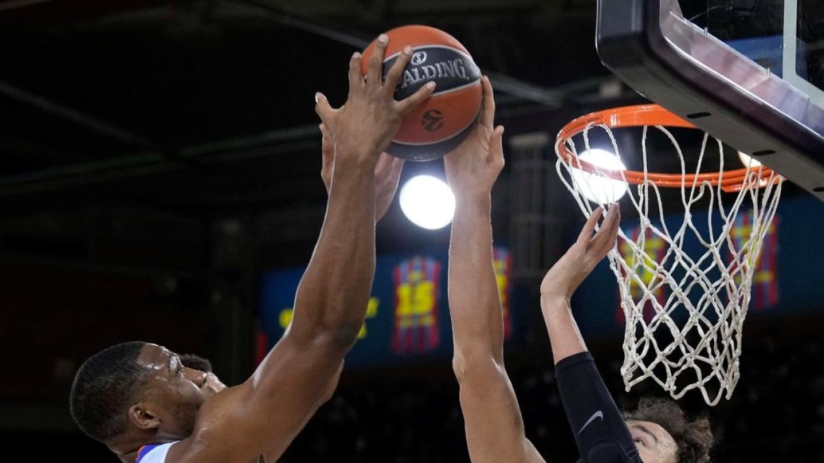 Sertac Sanli tapona una acció del madridista Yabusele.