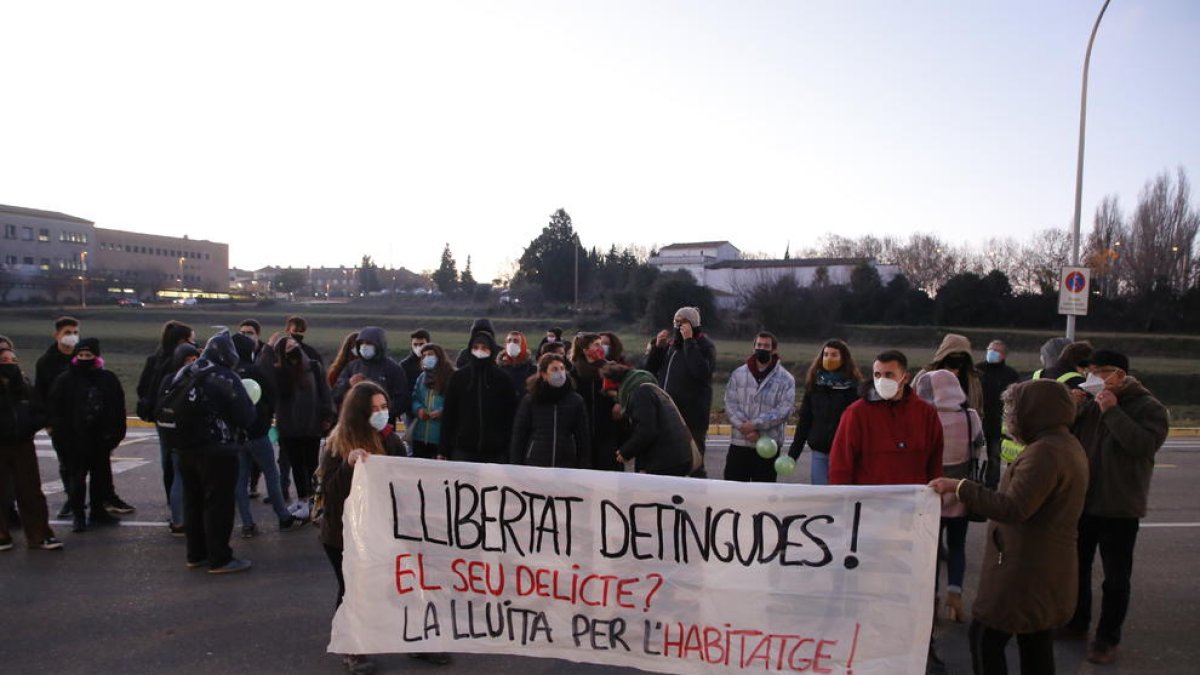 La PAH va convocar una concentració davant de la comissaria.