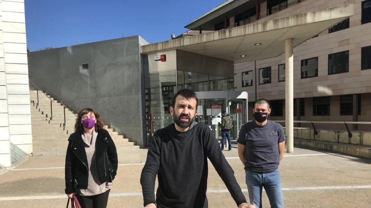 Pau Juvillà en roda de premsa davant dels jutjats de Lleida.