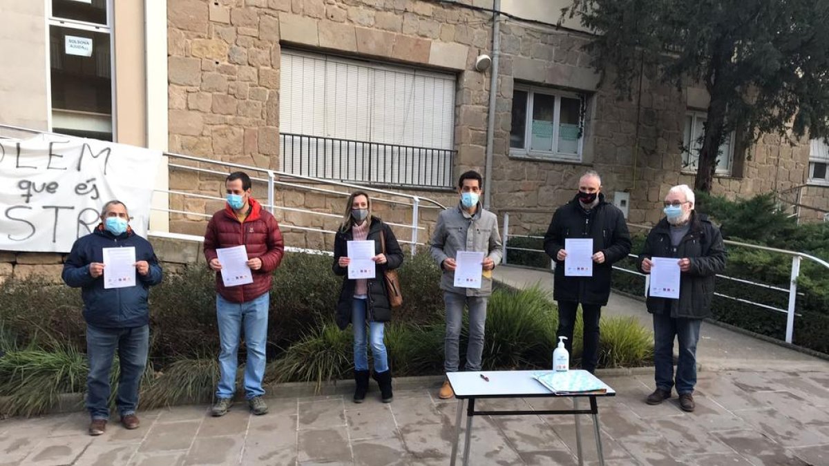 La firma de l’acord entre formacions polítiques ahir.