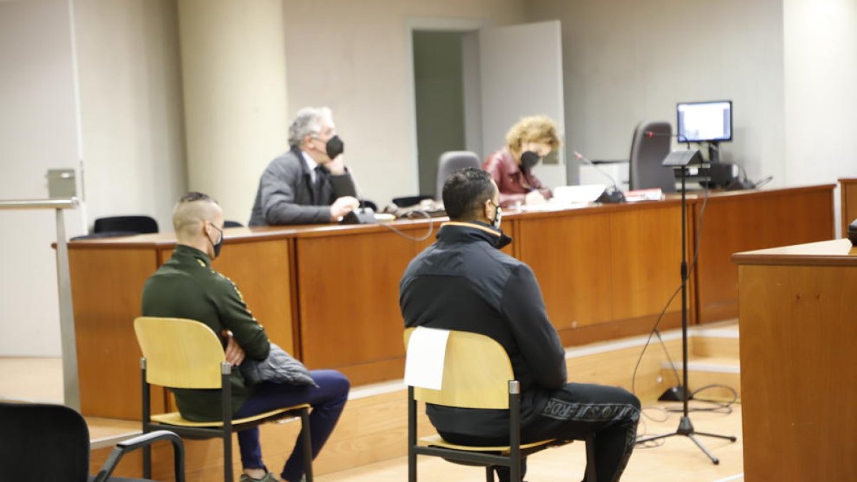 Autor y víctima, durante el juicio en la Audiencia el pasado día 3.
