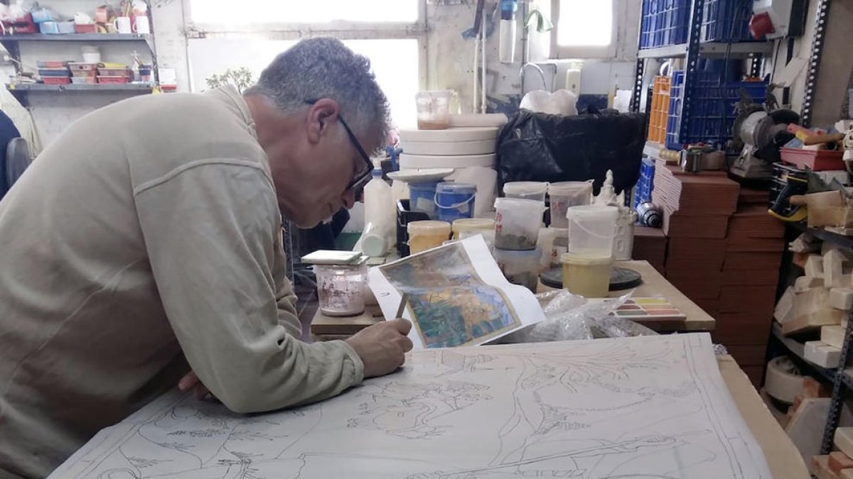 Un dels tècnics treballant en la rèplica dels mosaics policromats d’estil barroc.