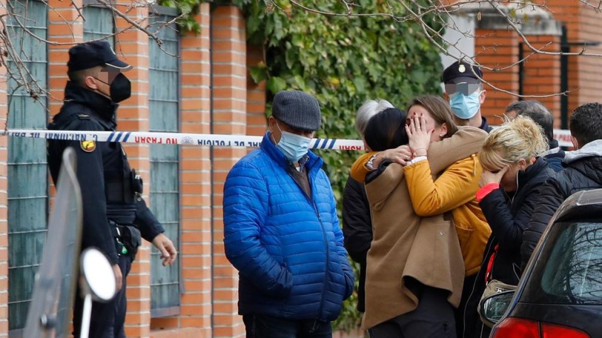 Les mostres de dolor a les portes de l’edifici on va ser assassinada la dona van ser constants.