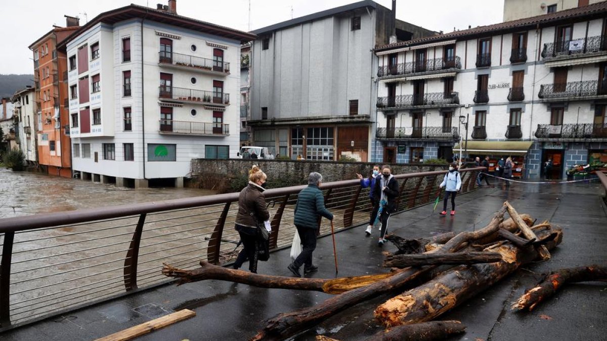 Vista de los restos arrastrados a un puente por el río Oria a su paso por Andoain (Gipuzkoa).