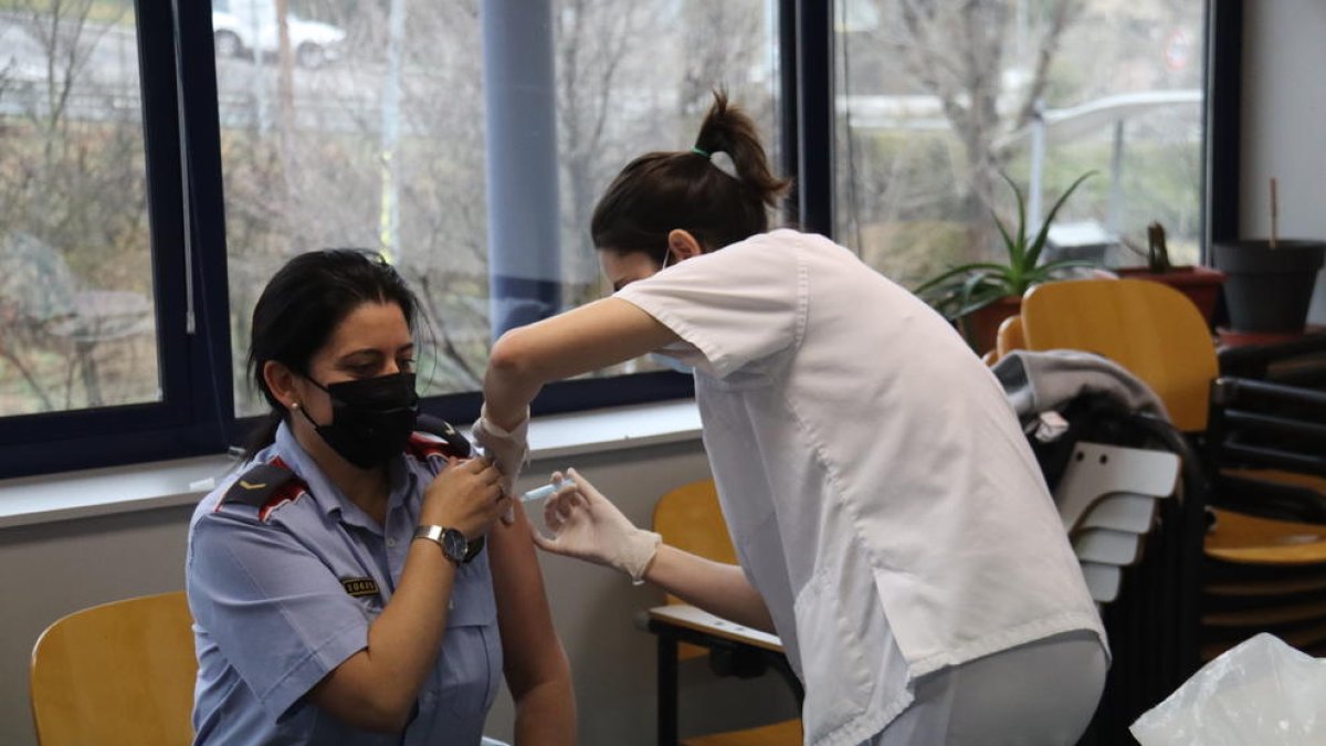 Vacunación de sectores esenciales - Mossos de Lleida y de La Seu se han vacunado desde el miércoles como colectivo esencial. También funcionarios del centro penitenciario de Ponent. Unos 300 (entre la cárcel, el centro juvenil y el Cire) podr ...