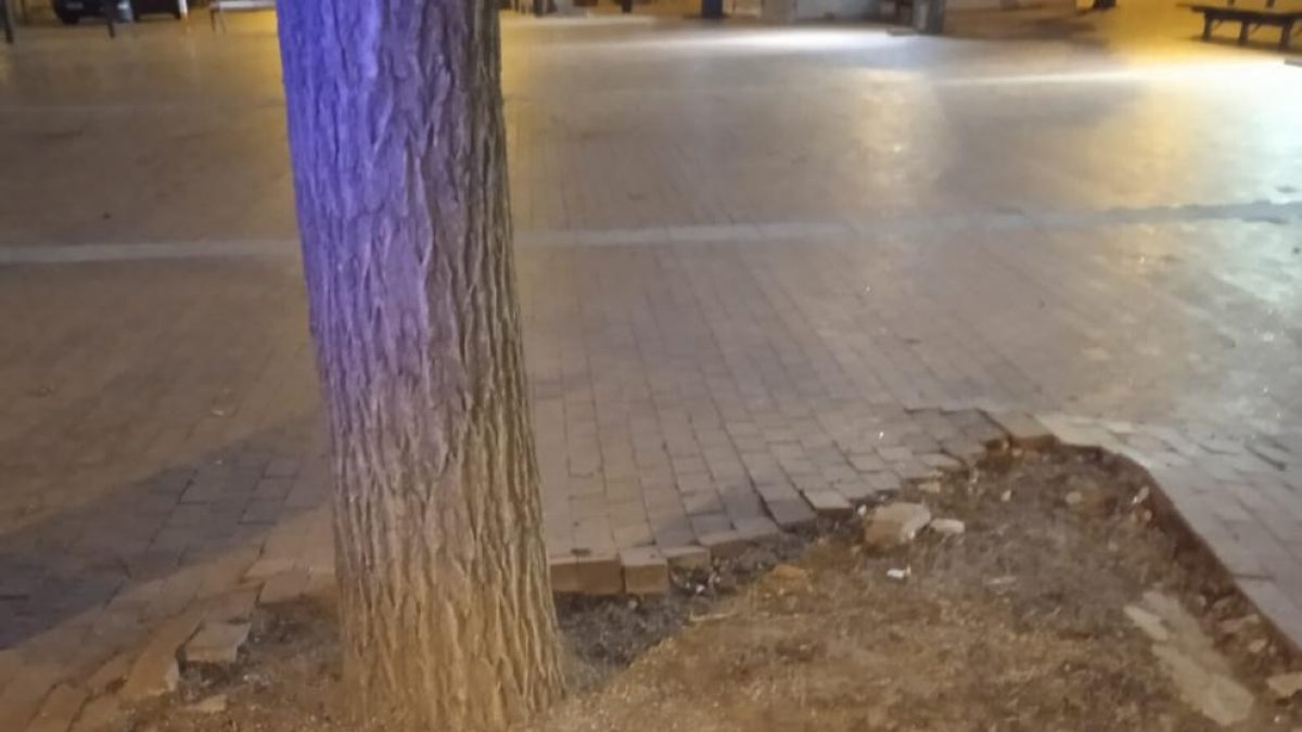 Estado del pavimento de la plaza de Sant Pere de Alfarràs.