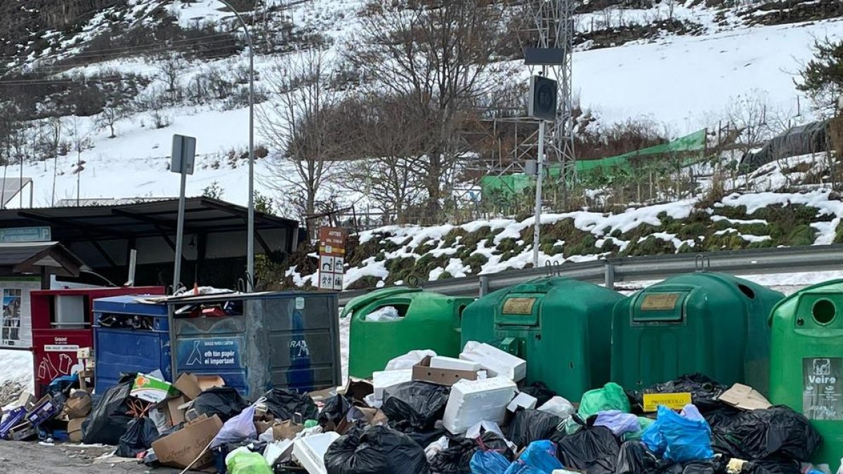 Contenidors desbordats a Arties pel pont de la Puríssima.