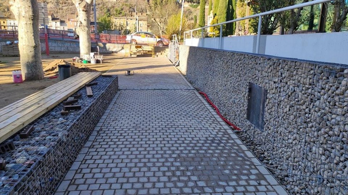 Un dels murs de la plaça Sant Domènec de Balaguer.