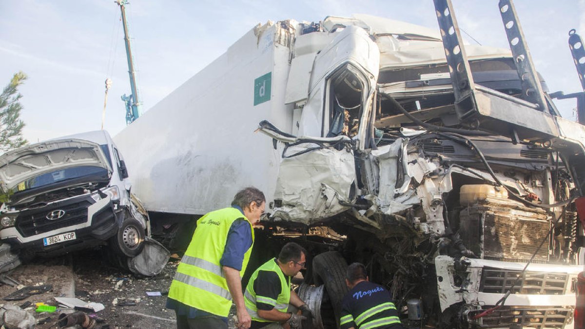 El camión que arrolló a dos personas y a dos vehículos.
