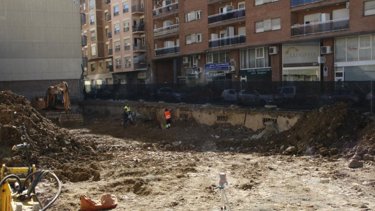 Treballs d’excavació del solar on s’aixecarà la nova residència.