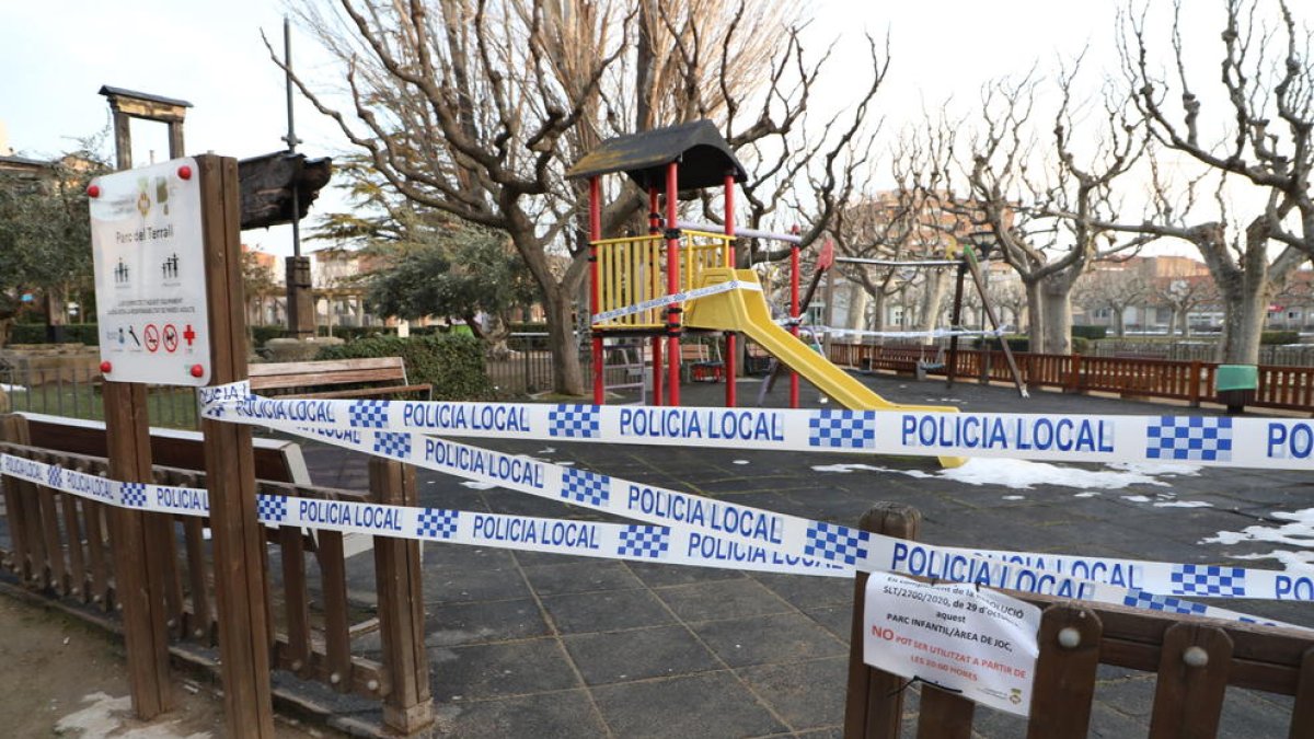 El parc infantil del Terrall va quedar precintat almenys per als propers deu dies.