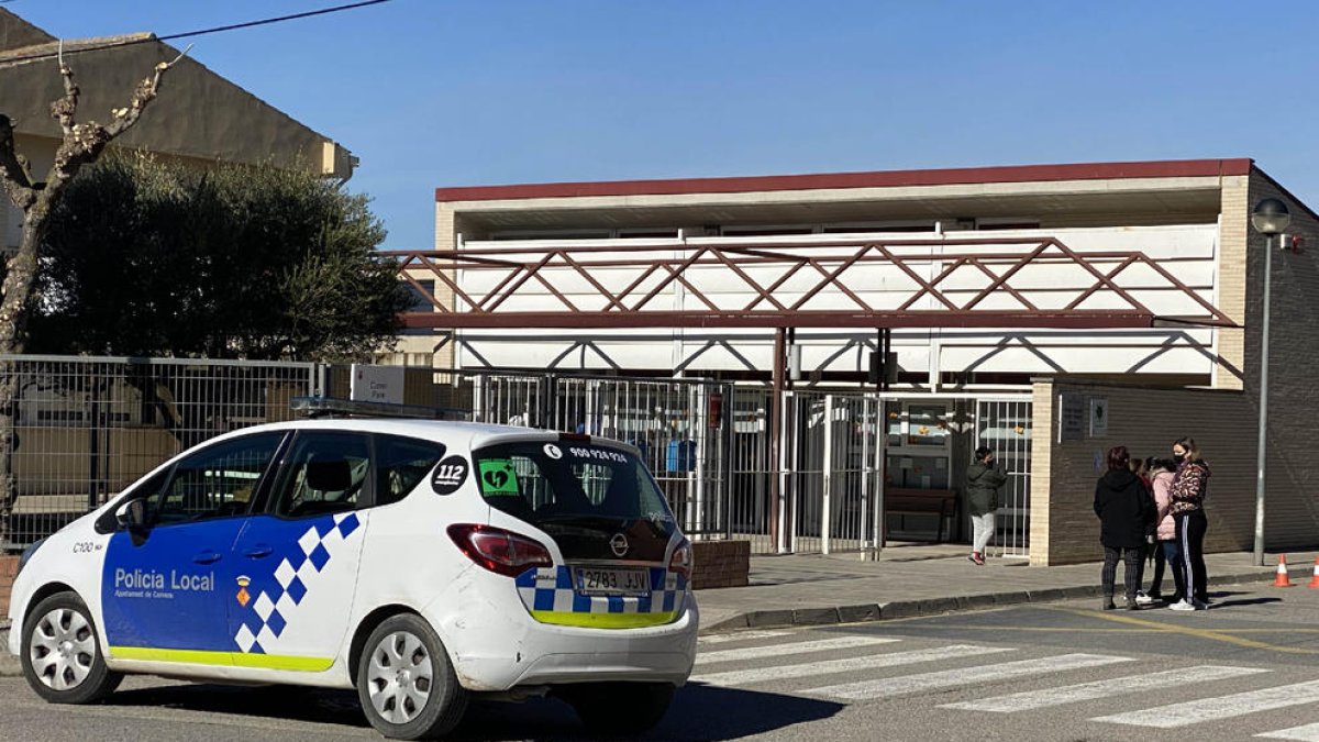 Vista de l'entrada del col·legi Josep Arques de Cervera
