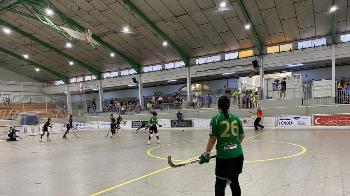 Una acción del partido del Vila-sana ayer en Vilanova.