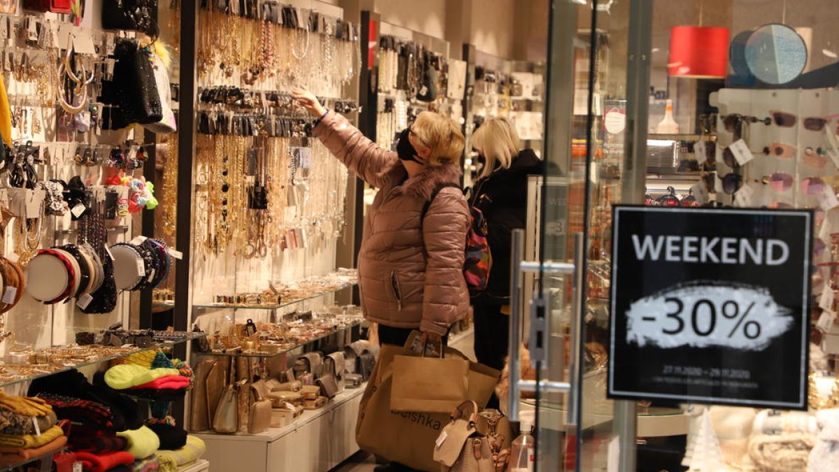 Los comercios seguían ofreciendo descuentos por el Black Friday.