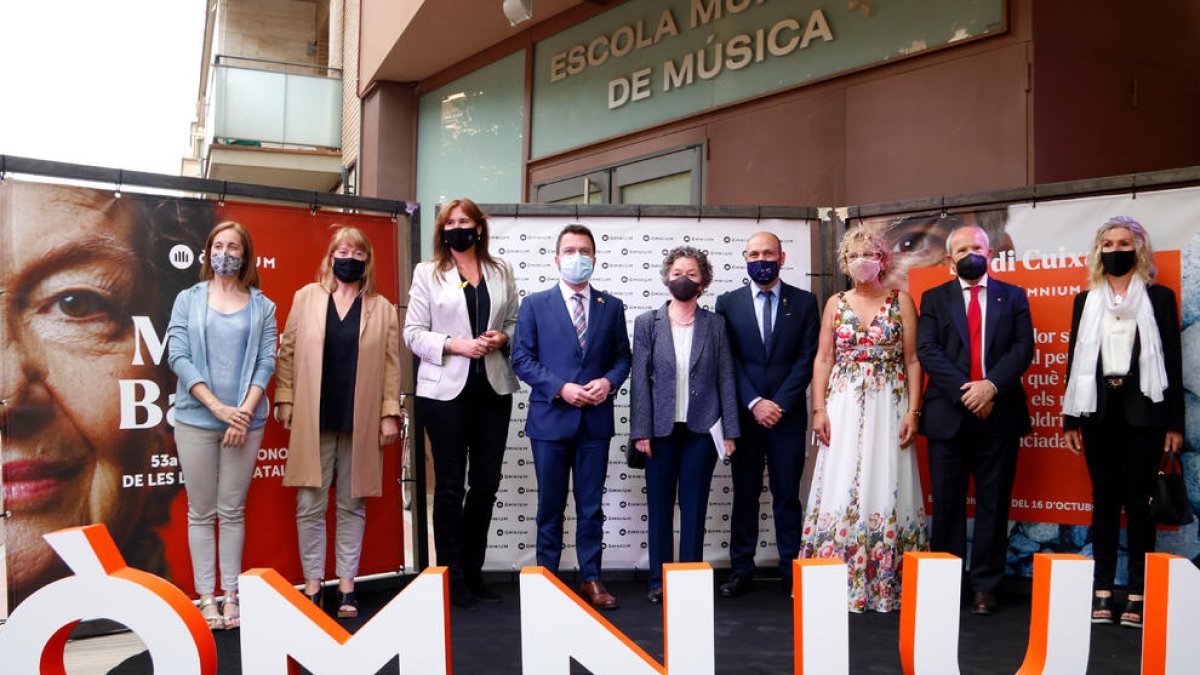 Maria Barbal, en el centro, entre el President Aragonès y Marcel Mauri, así como con otras autoridades que asistieron a la gala literaria.