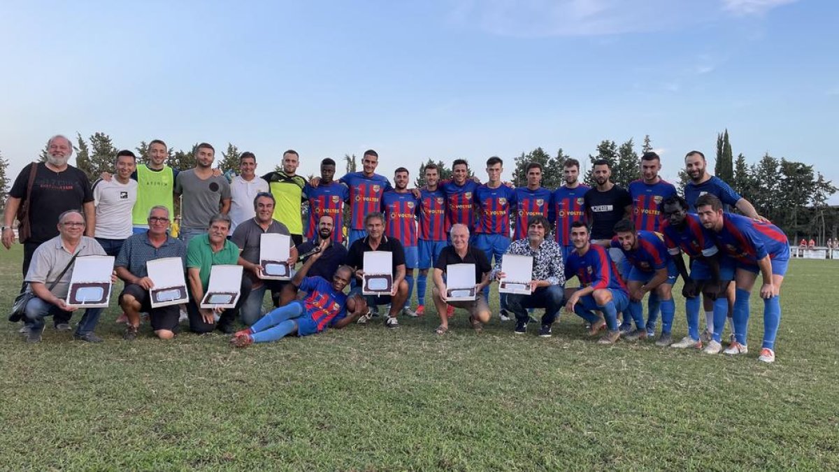 El Térmens presenta a su plantilla y homenajea a la anterior junta