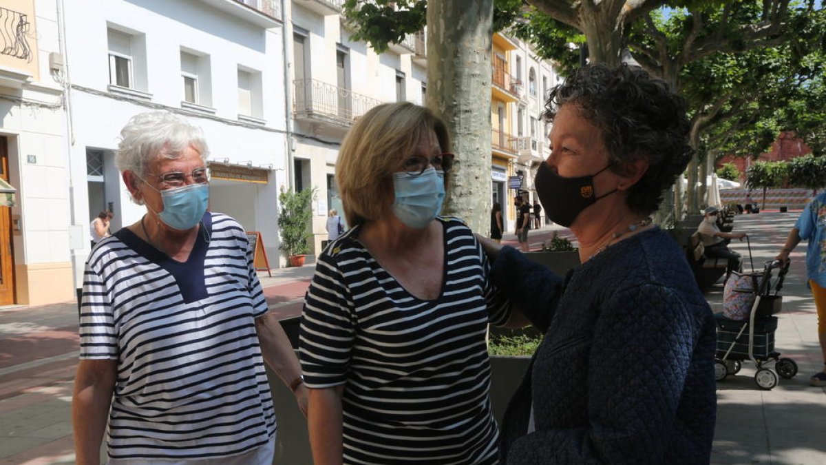 Maria Barbal, de passeig per Tremp hores abans de l’acte d’Òmnium, saludant amigues de tota la vida.