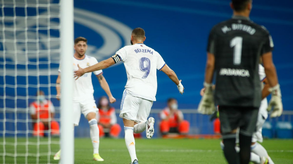 Karim Benzema celebra un dels tres gols que va marcar el Celta al Bernabéu.